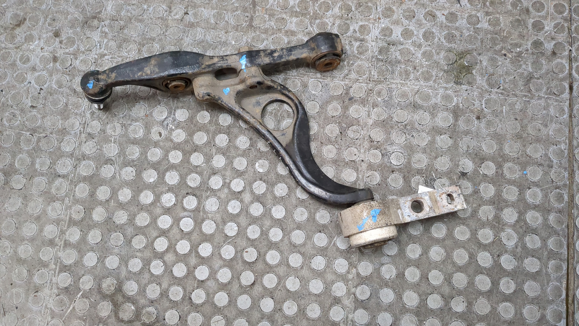 Рычаг передний левый