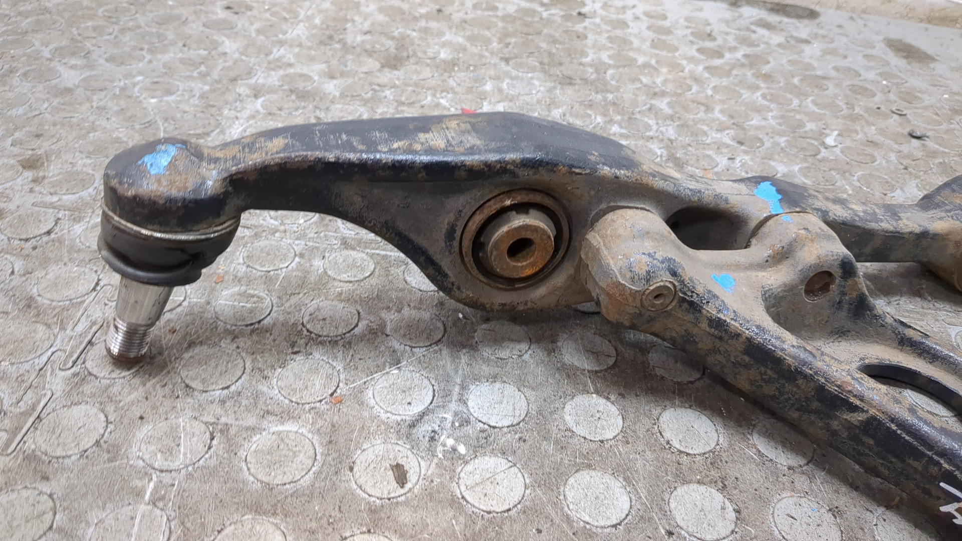 Рычаг передний левый