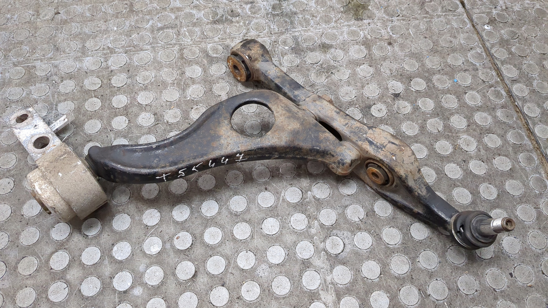 Рычаг передний левый