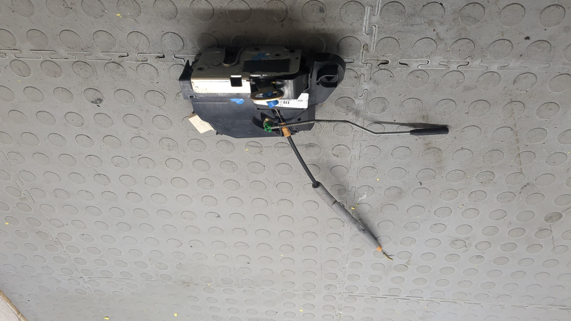 Замок двери передней правой