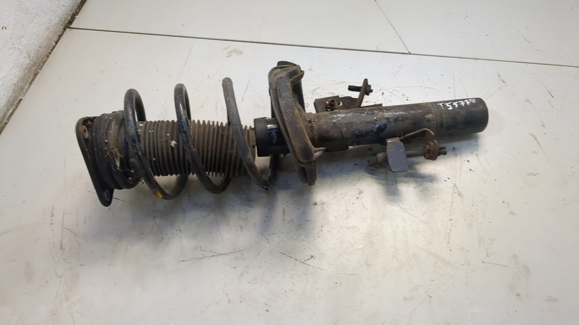 Амортизатор передний левый