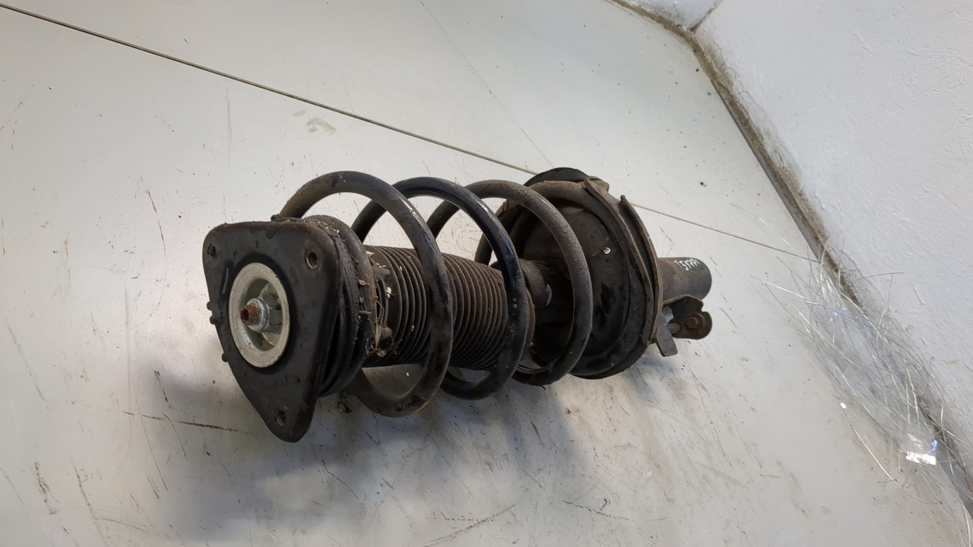 Амортизатор передний левый