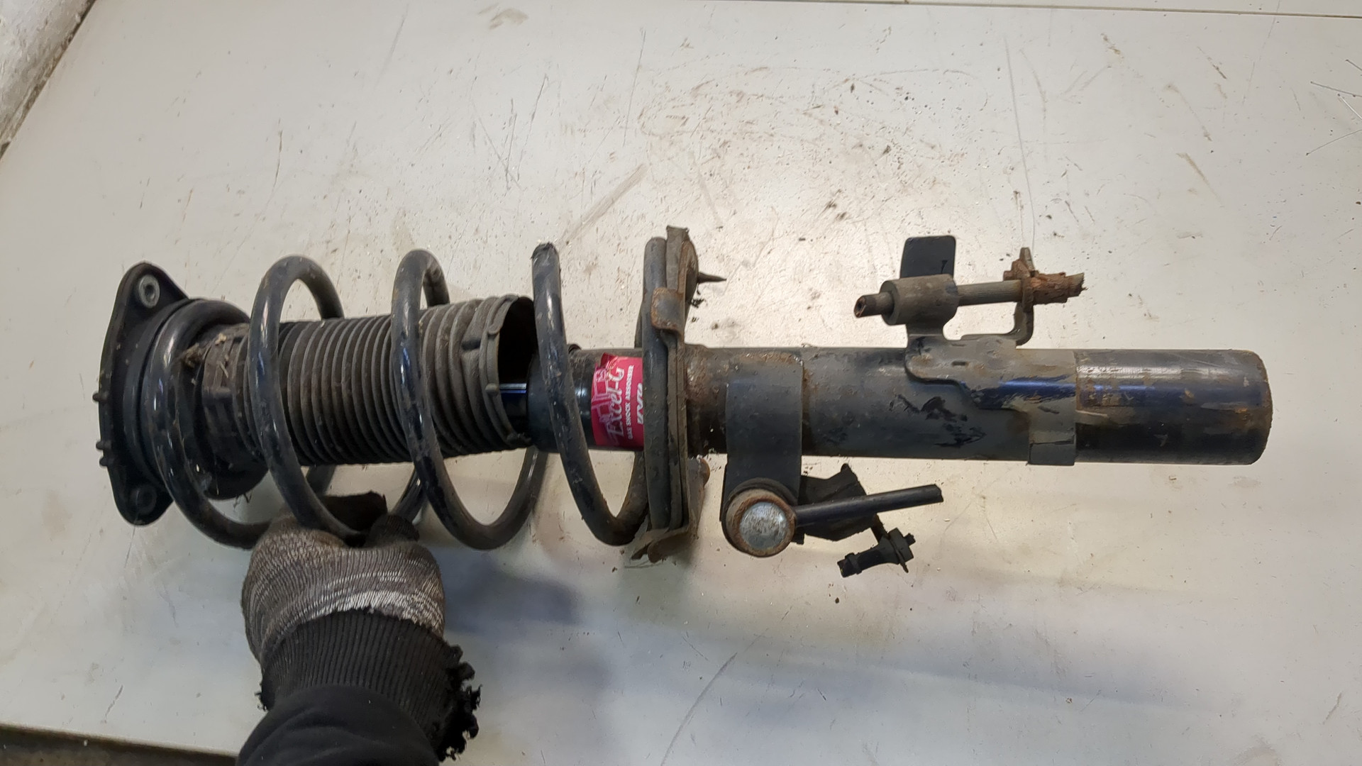Амортизатор передний левый