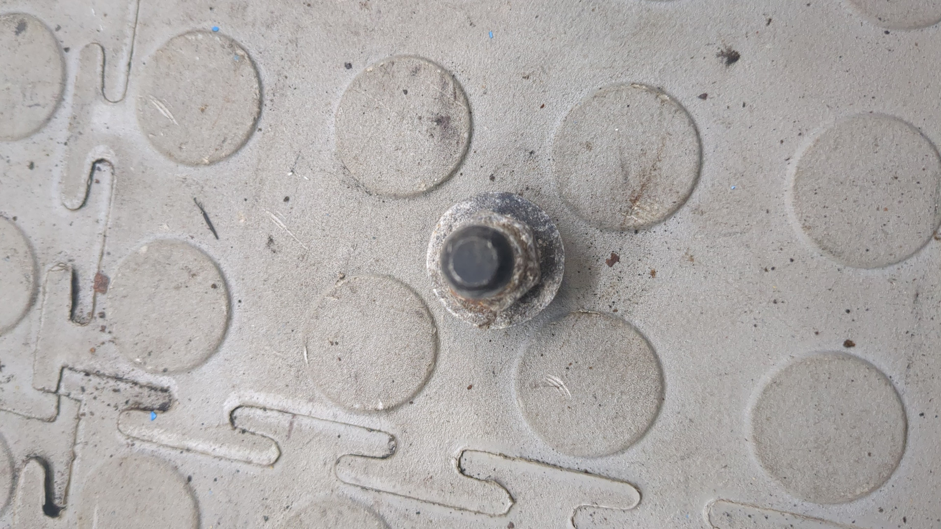 Кронштейн крышки багажника