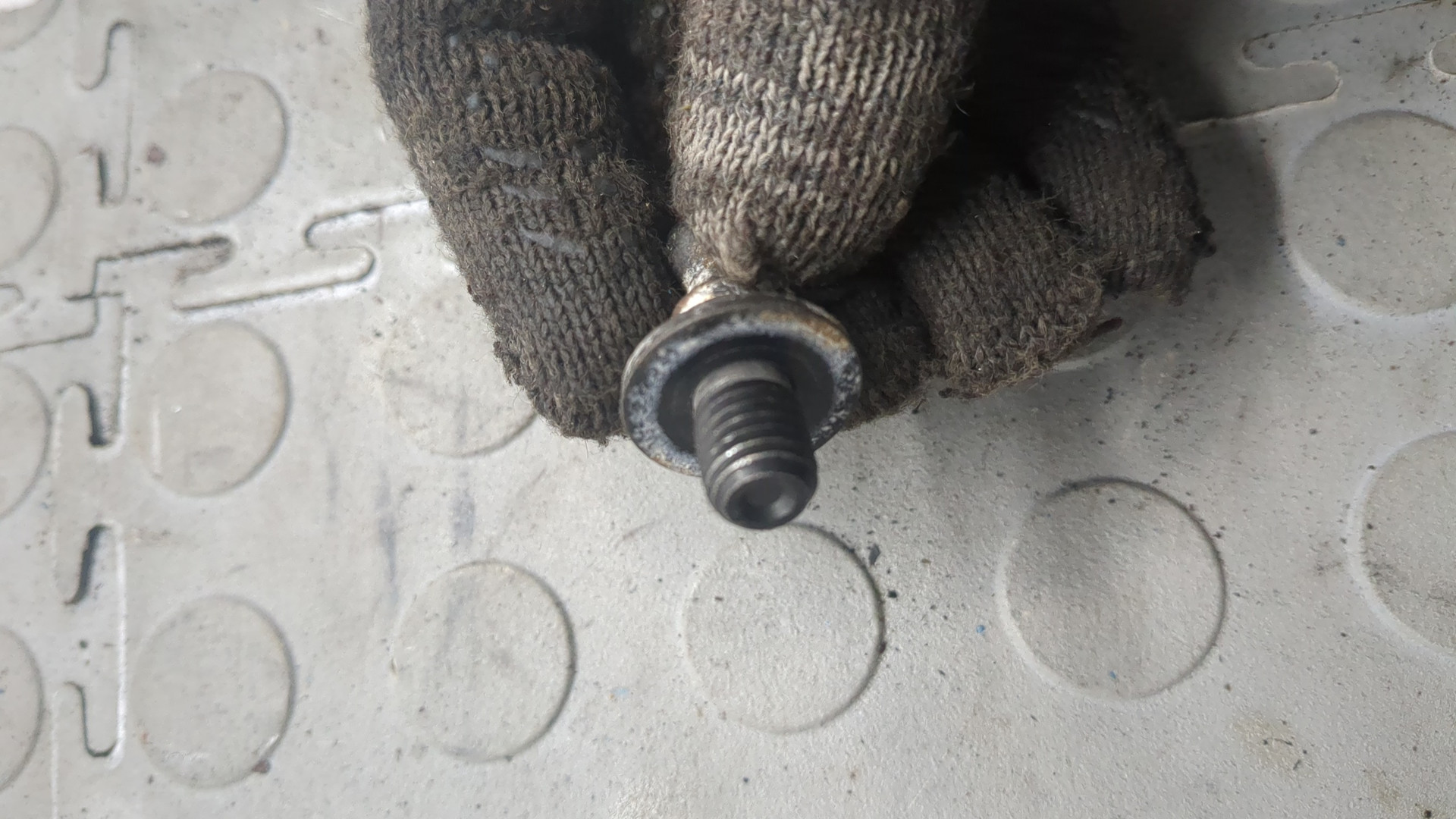 Кронштейн крышки багажника