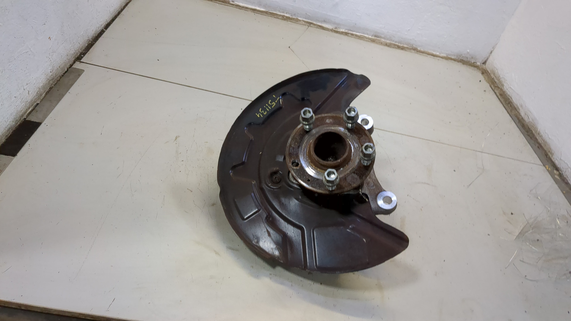 Кулак поворотный передний левый