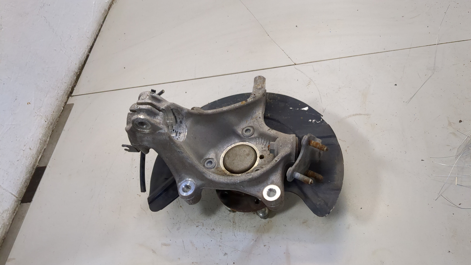 Кулак поворотный передний левый