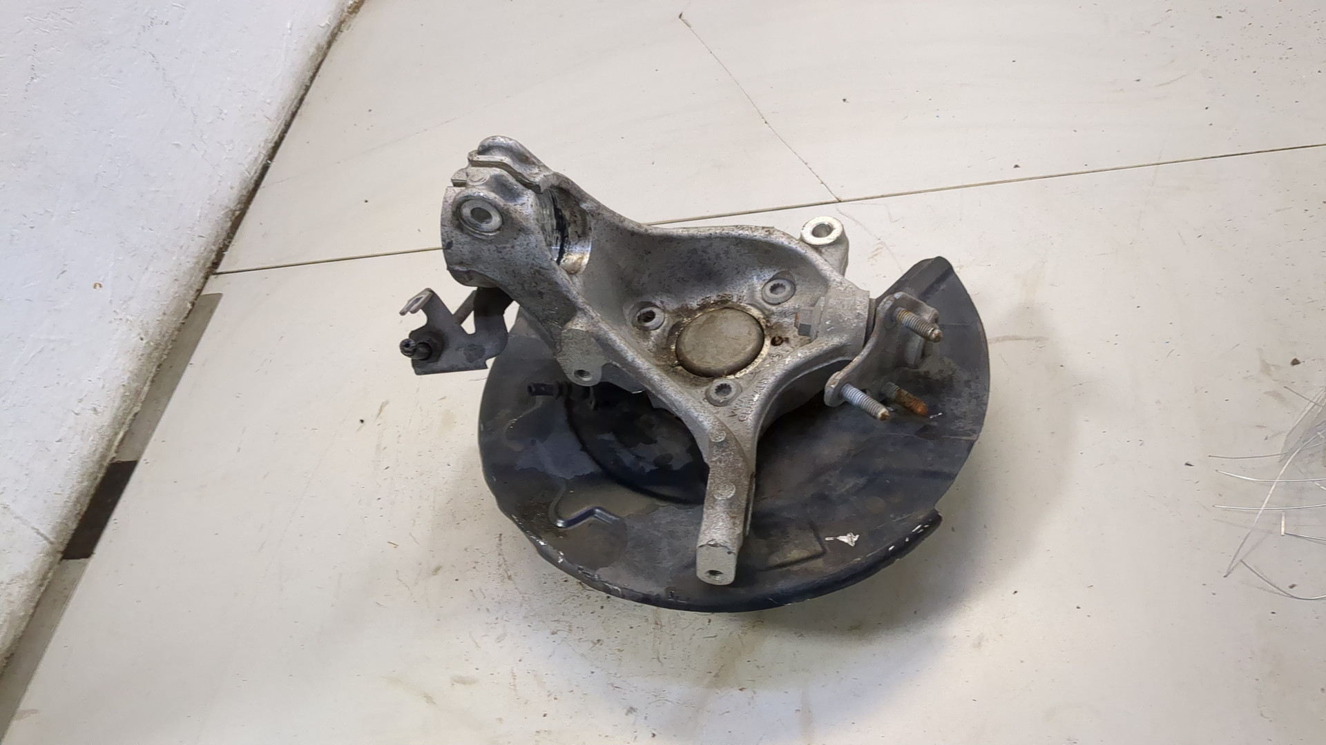 Кулак поворотный передний правый