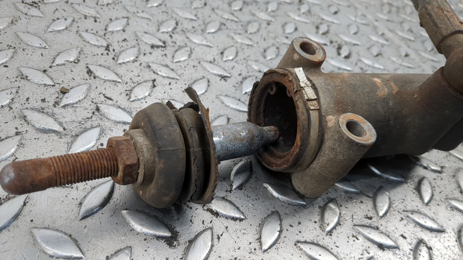 Цилиндр сцепления рабочий