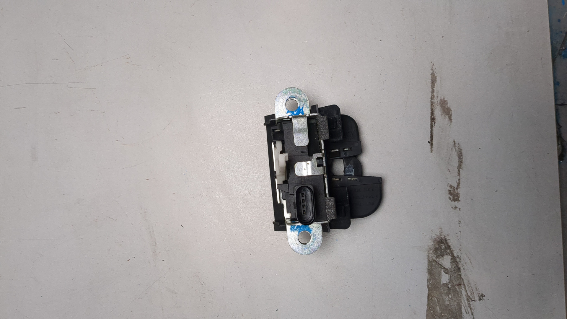 Замок багажника