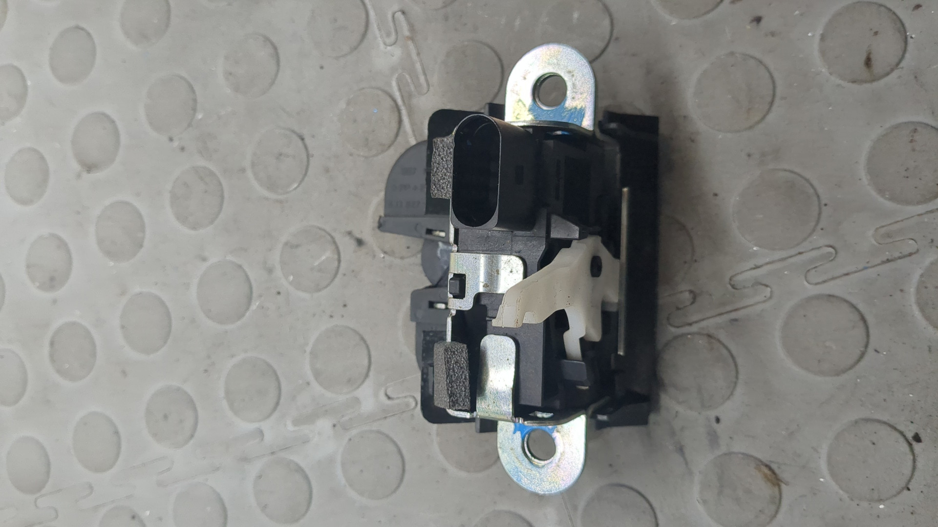 Замок багажника