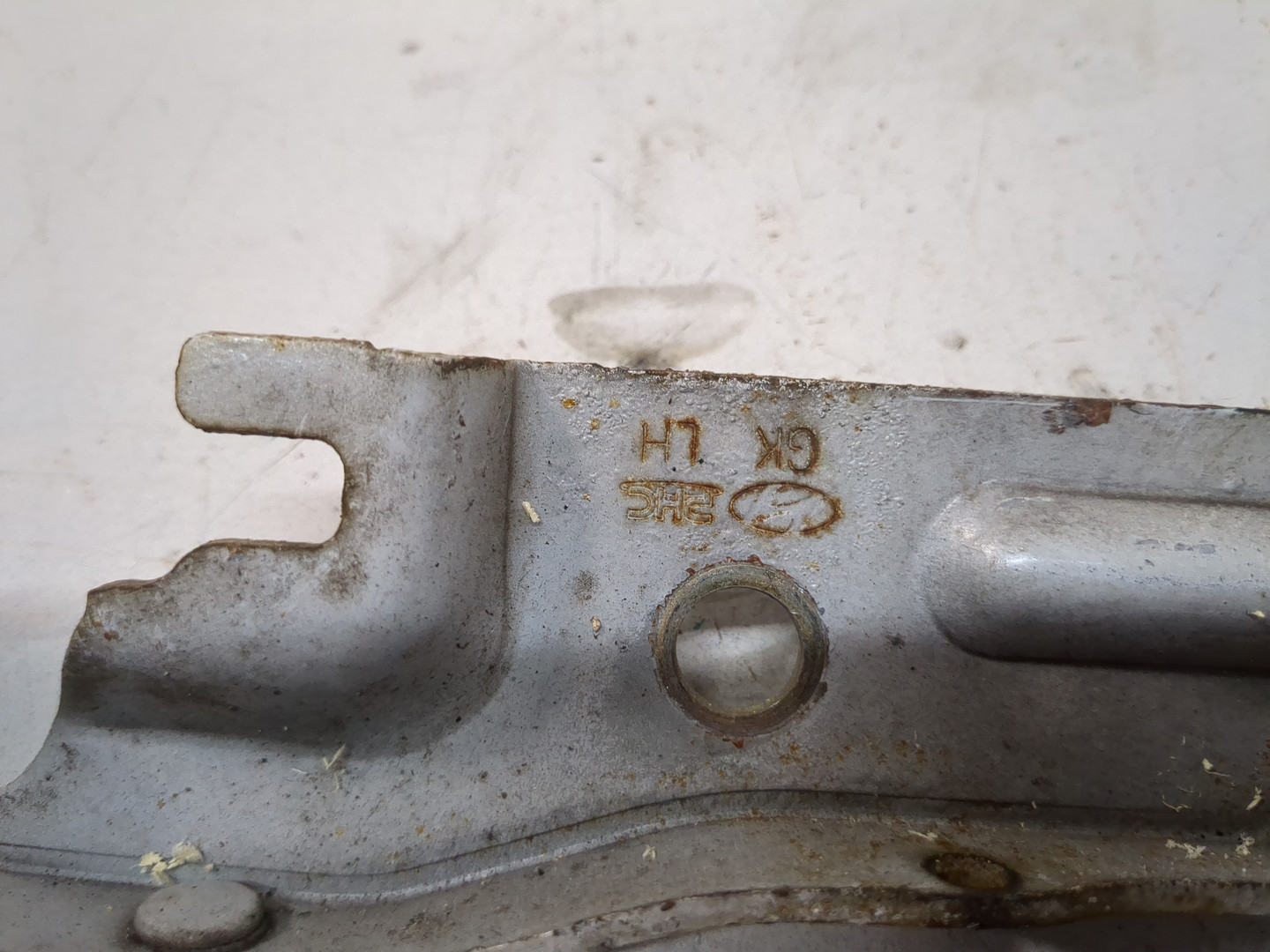 Петля капота левая