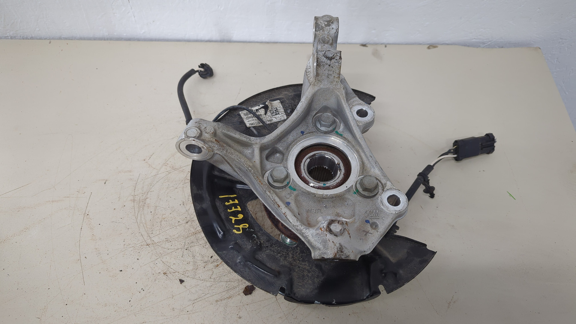 Кулак поворотный передний левый