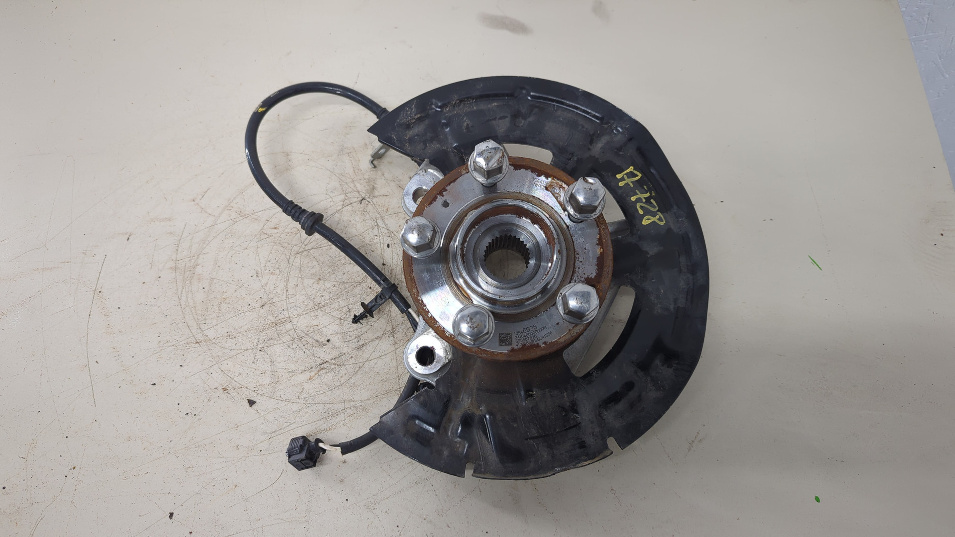 Кулак поворотный передний левый