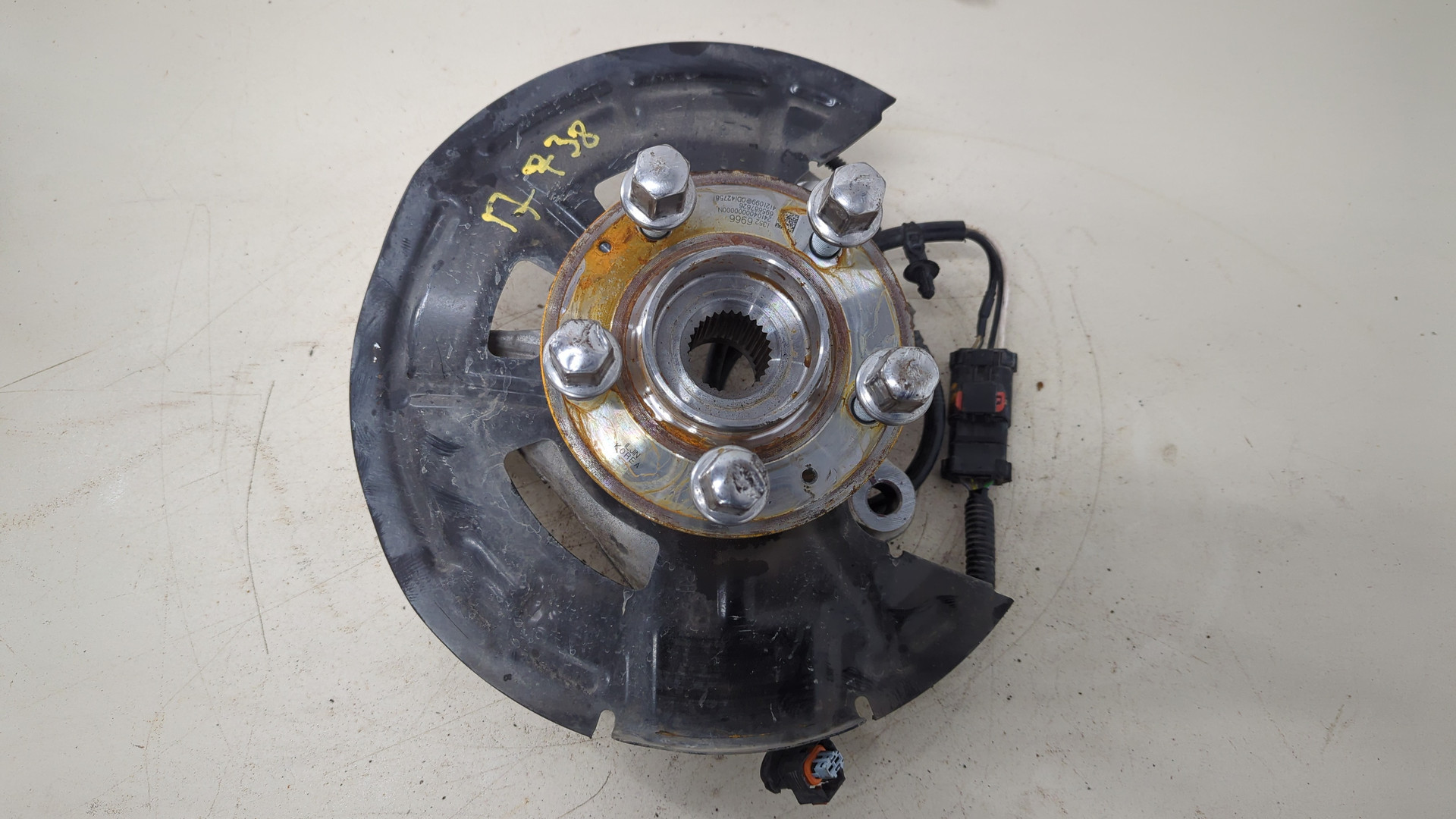 Кулак поворотный передний правый