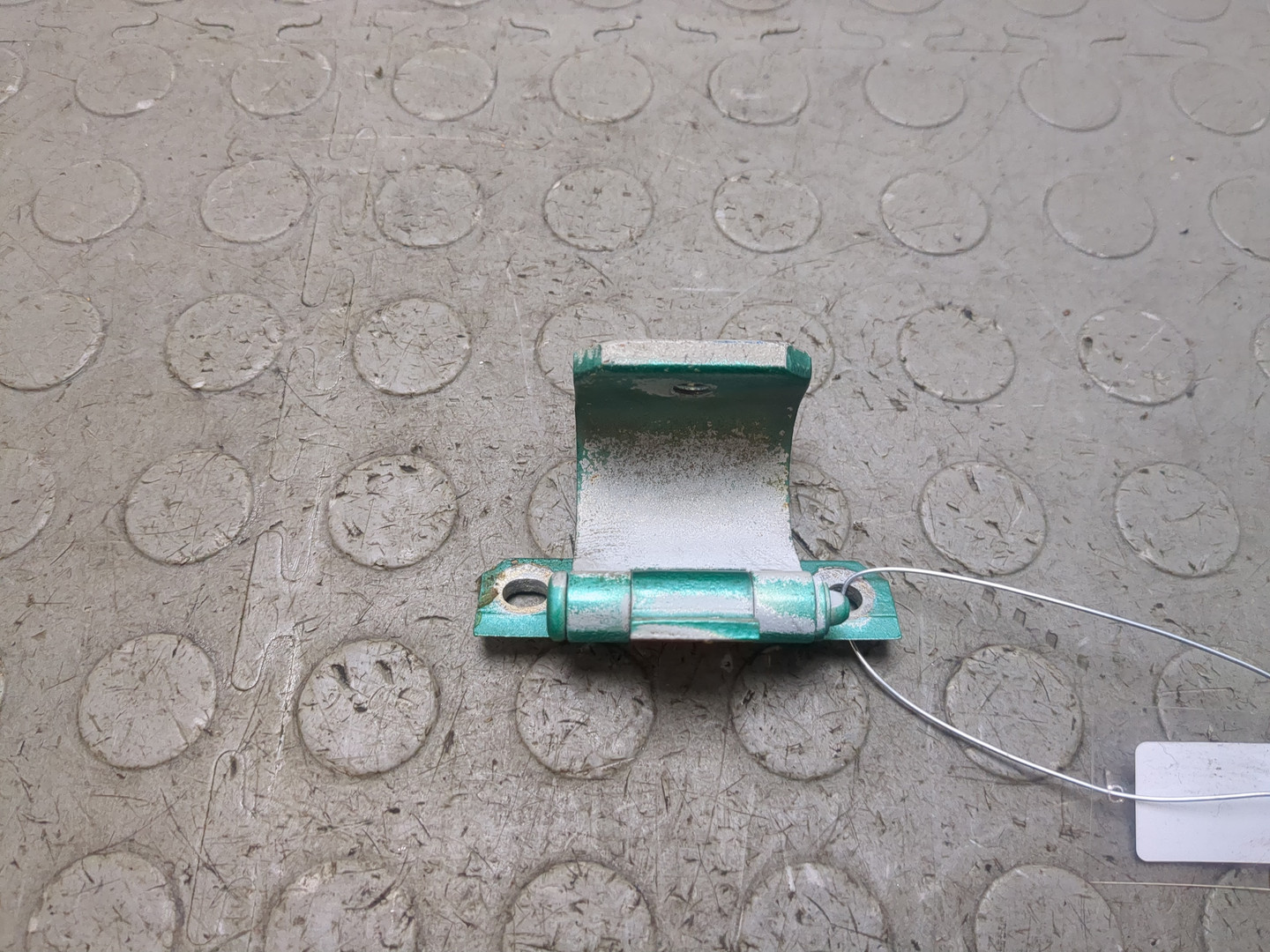 Петля крышки багажника