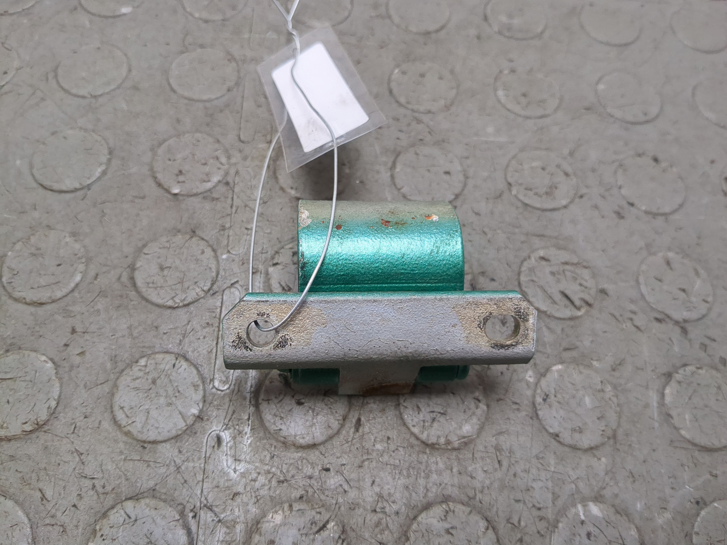 Петля крышки багажника