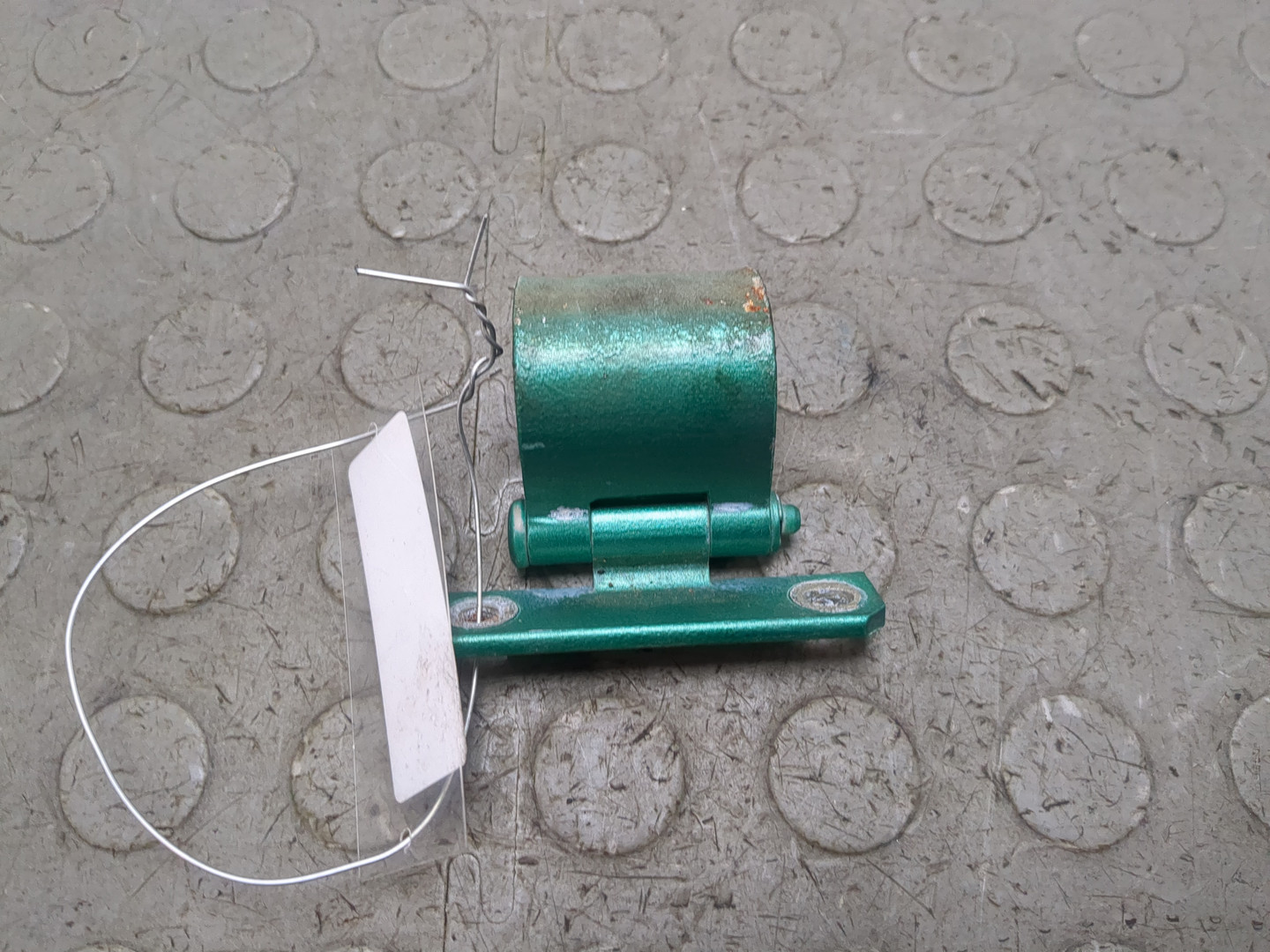 Петля крышки багажника