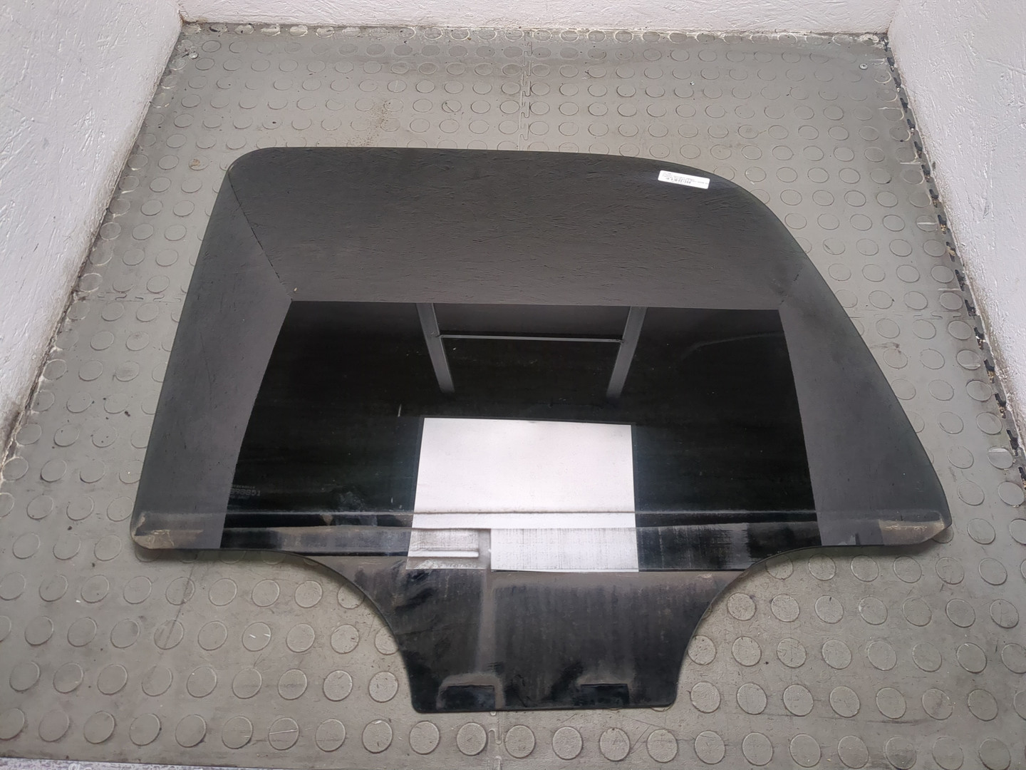 Стекло двери задней левой