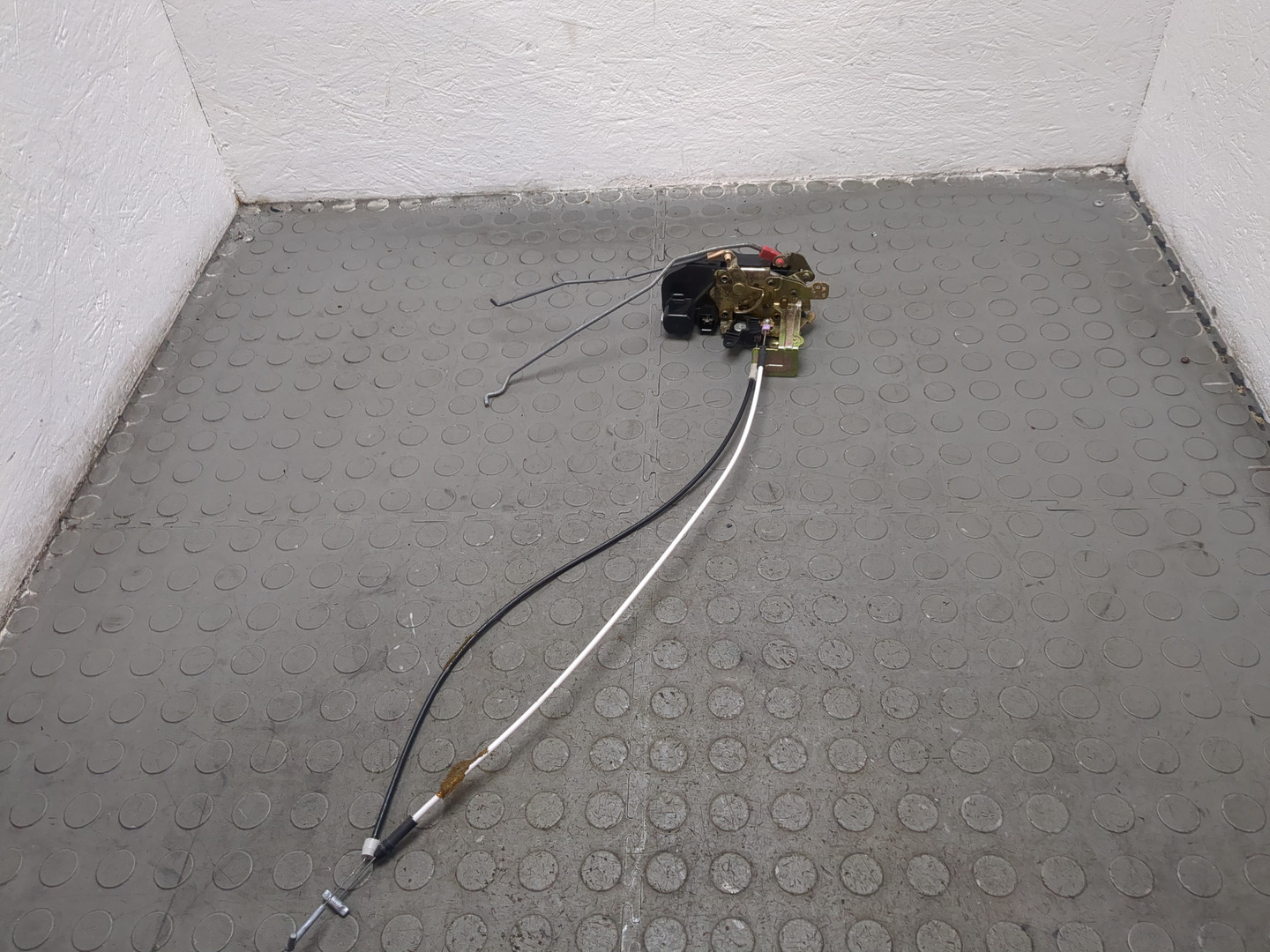 Замок двери передней левой