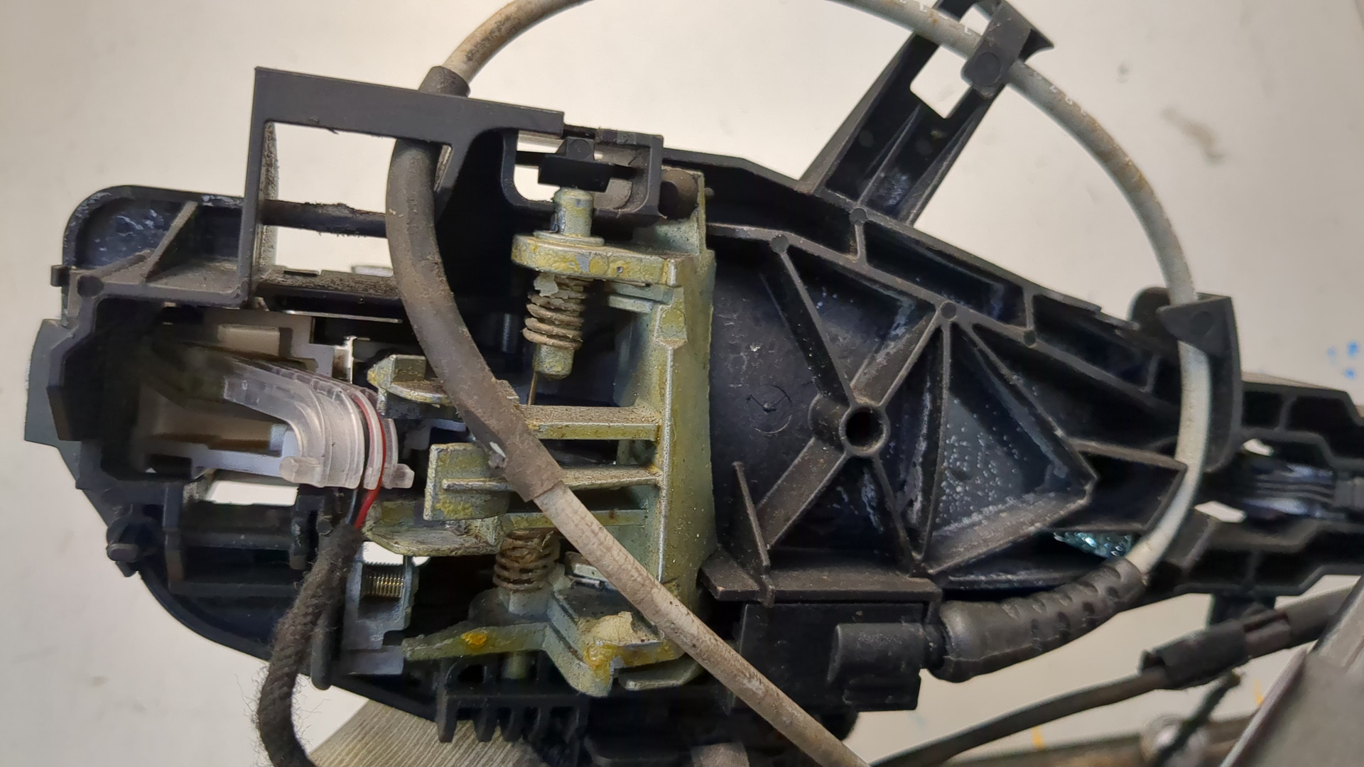 Замок двери задней левой