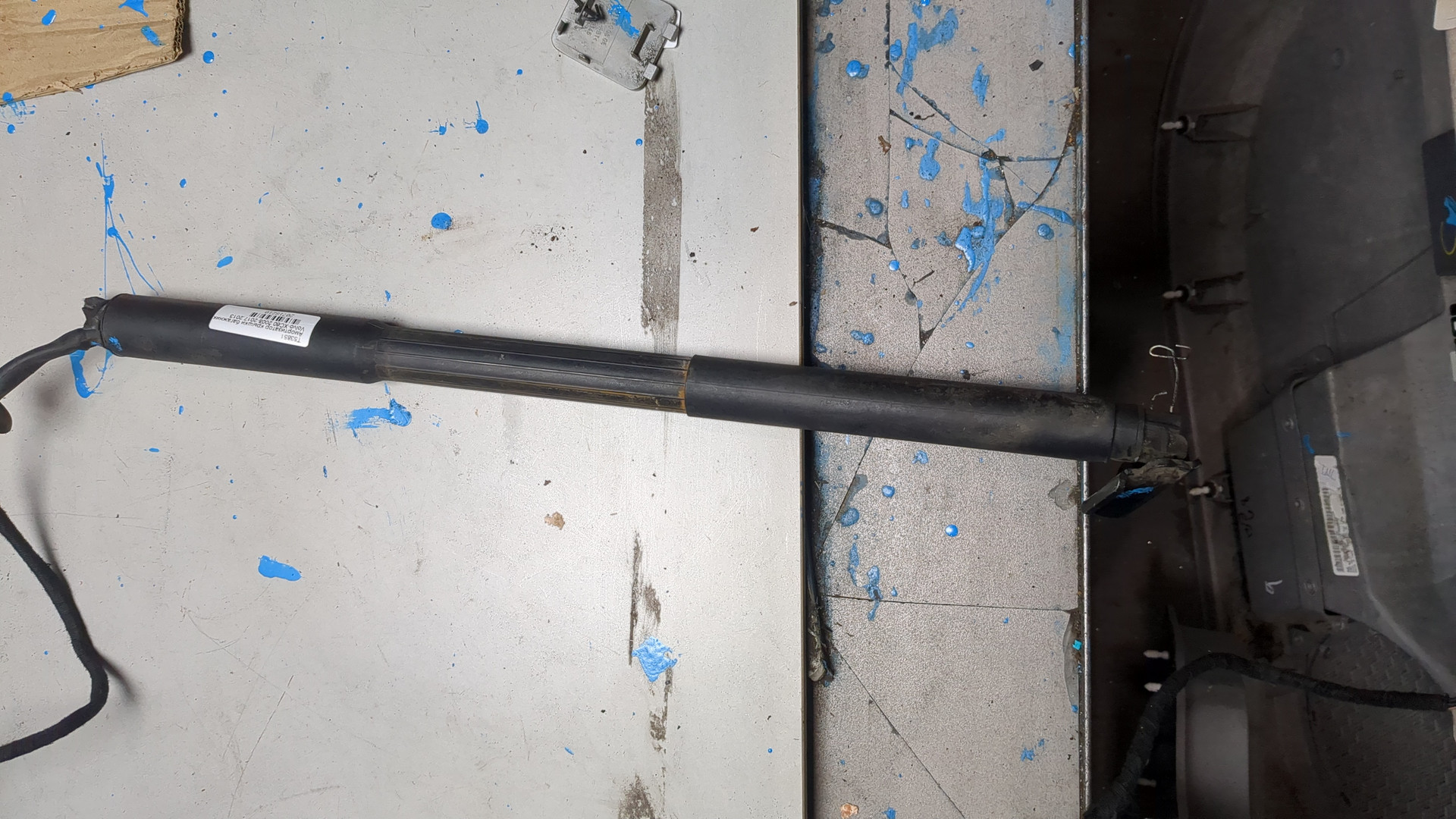 Амортизатор крышки багажника