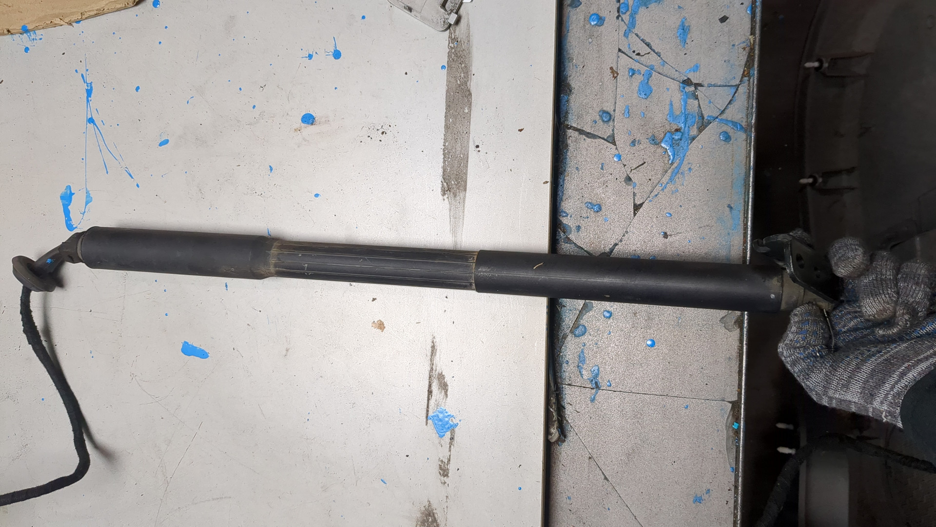 Амортизатор крышки багажника