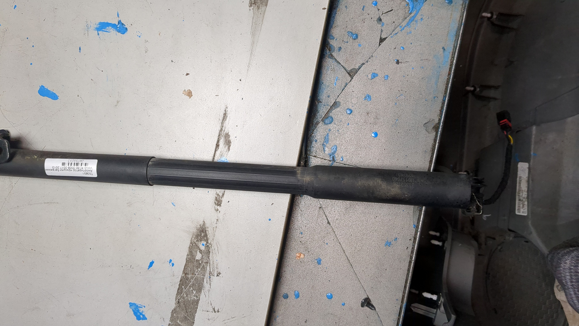 Амортизатор крышки багажника