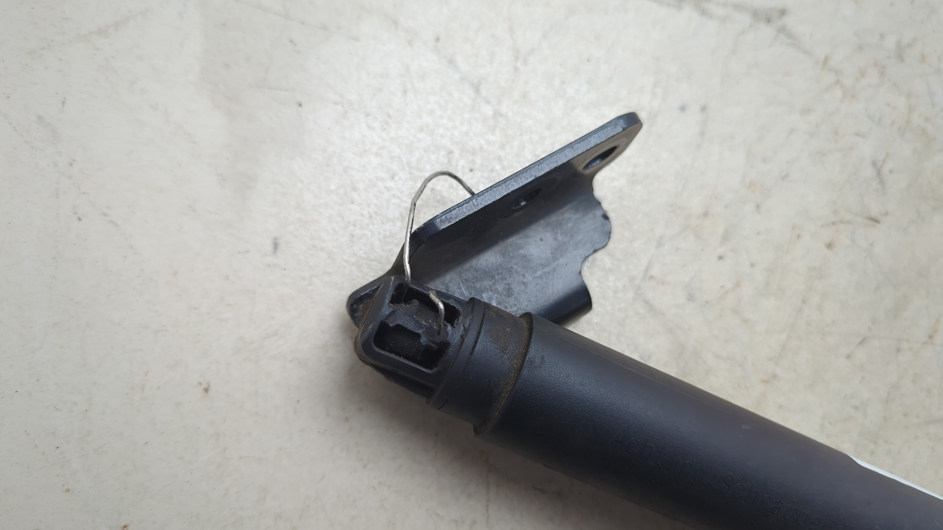 Амортизатор крышки багажника