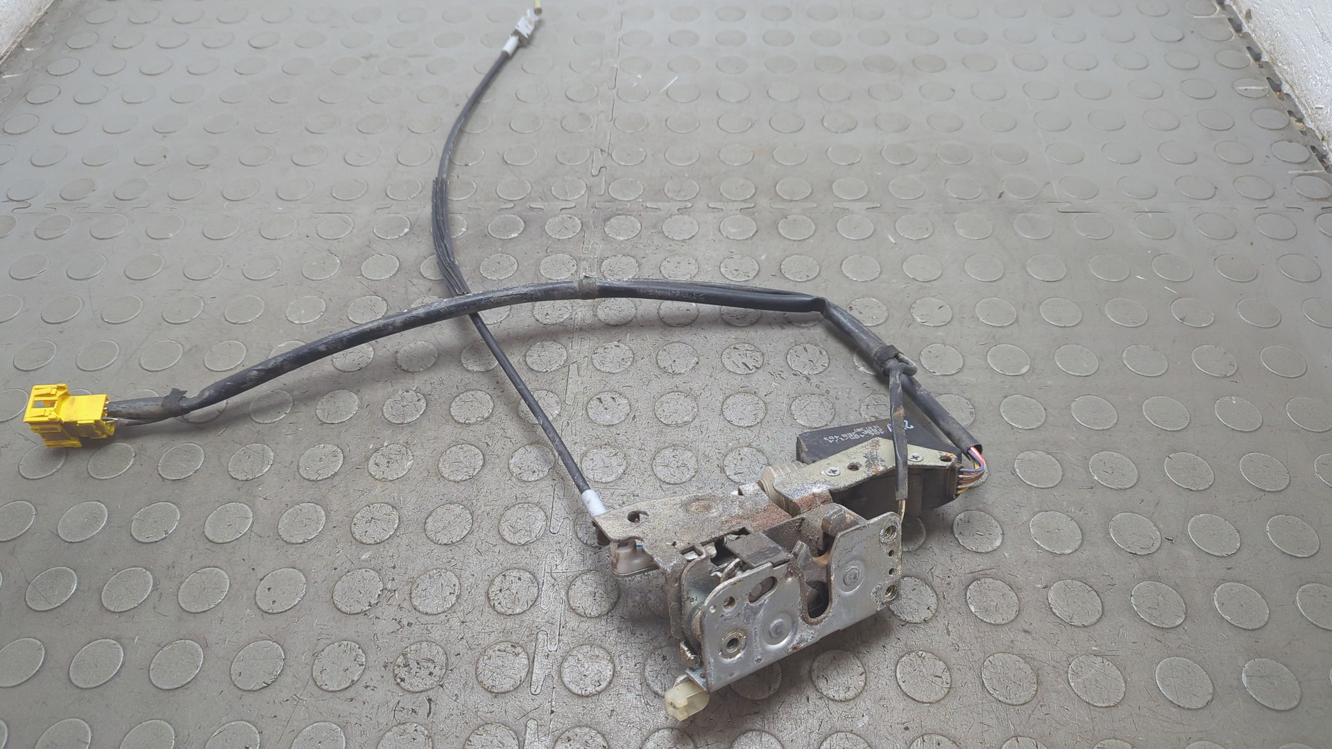 Замок двери передней левой