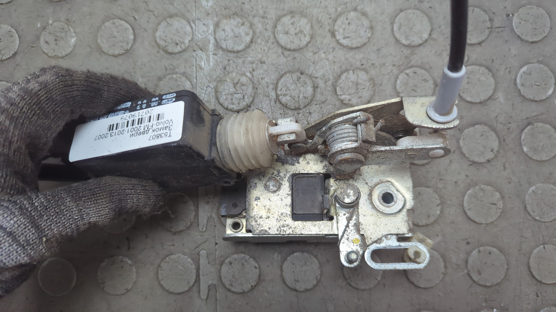 Замок двери передней левой