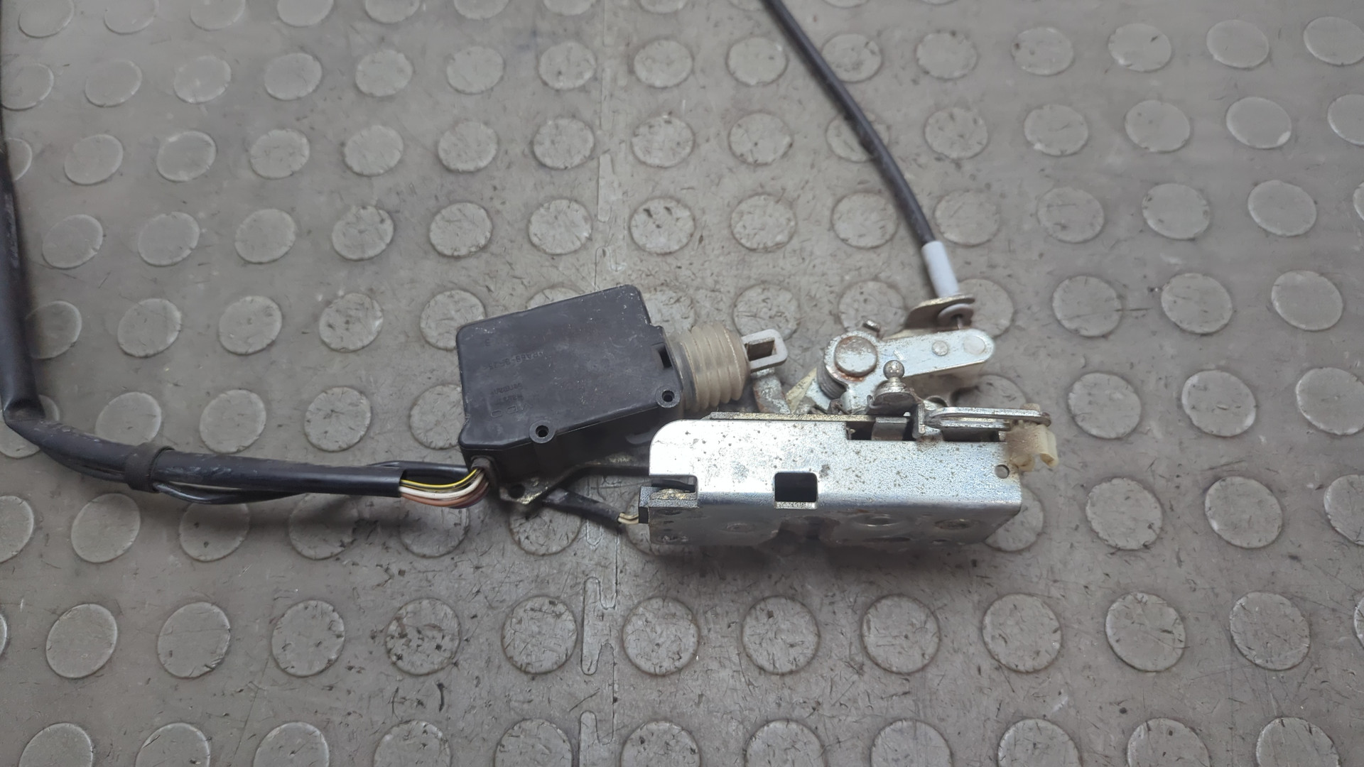 Замок двери передней левой