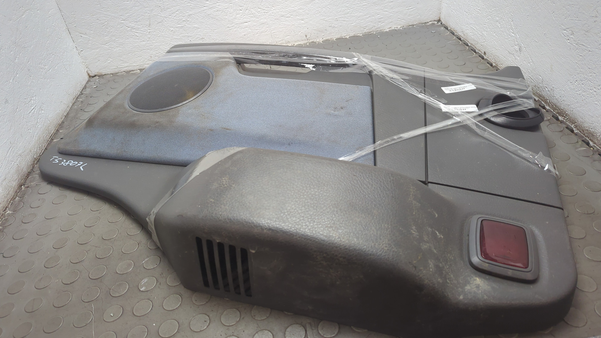 Обшивка двери передней левой