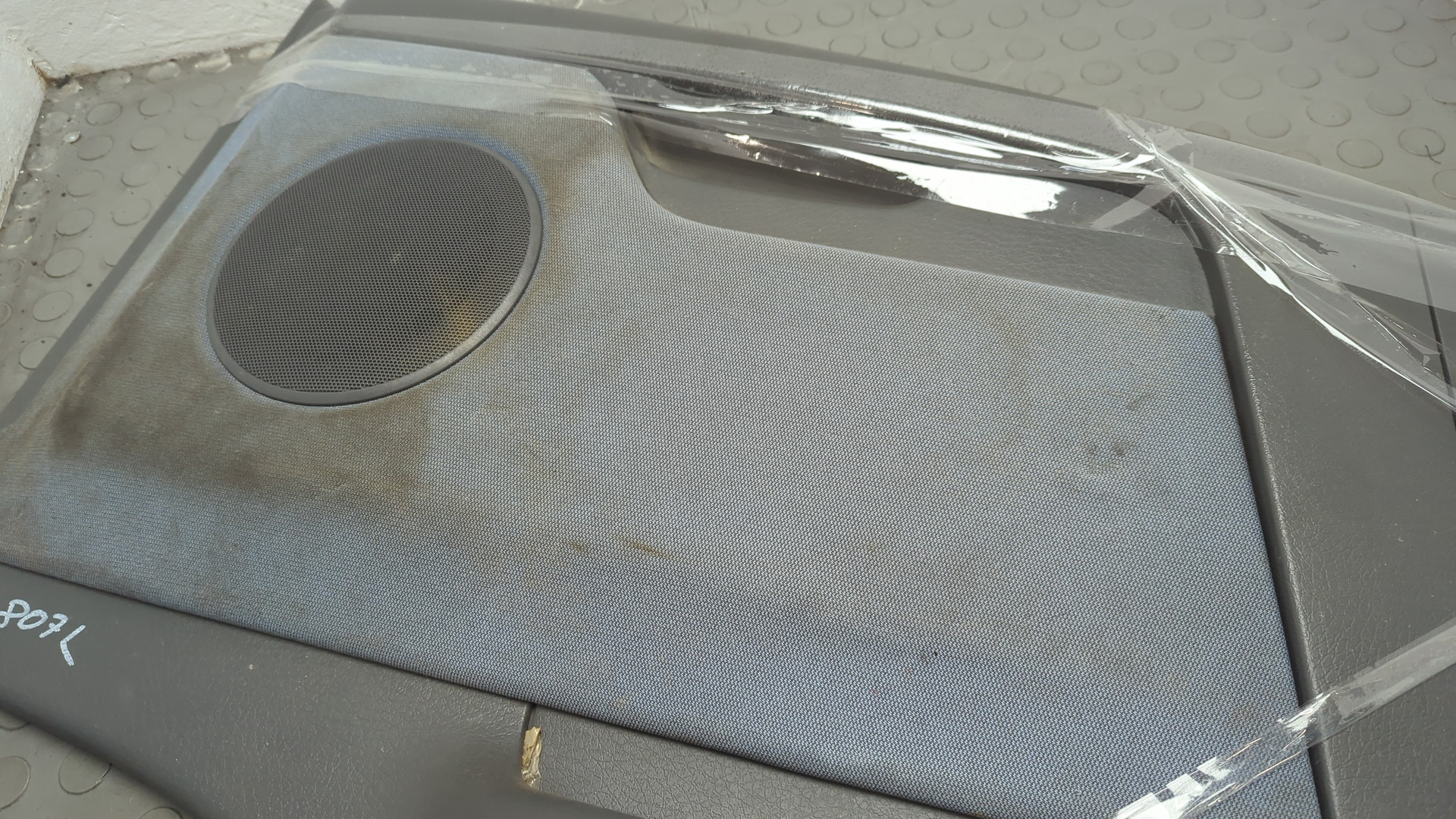 Обшивка двери передней левой