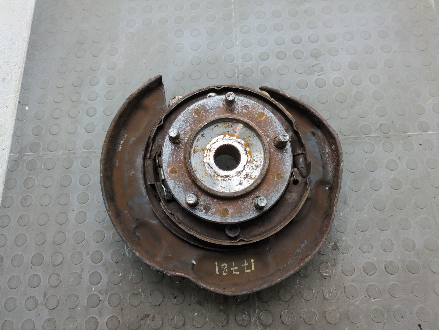 Кулак поворотный задний левый