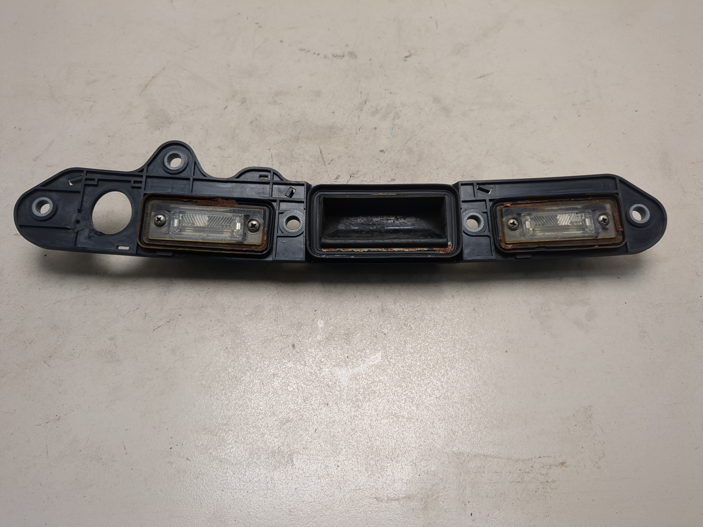 Кнопка открывания багажника