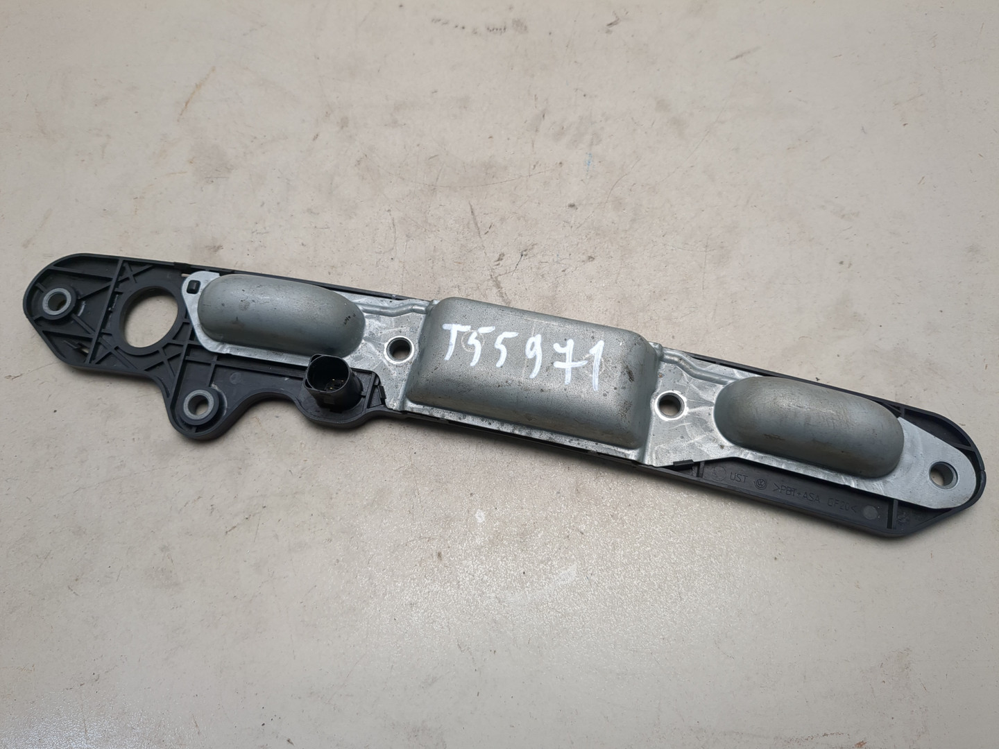 Кнопка открывания багажника