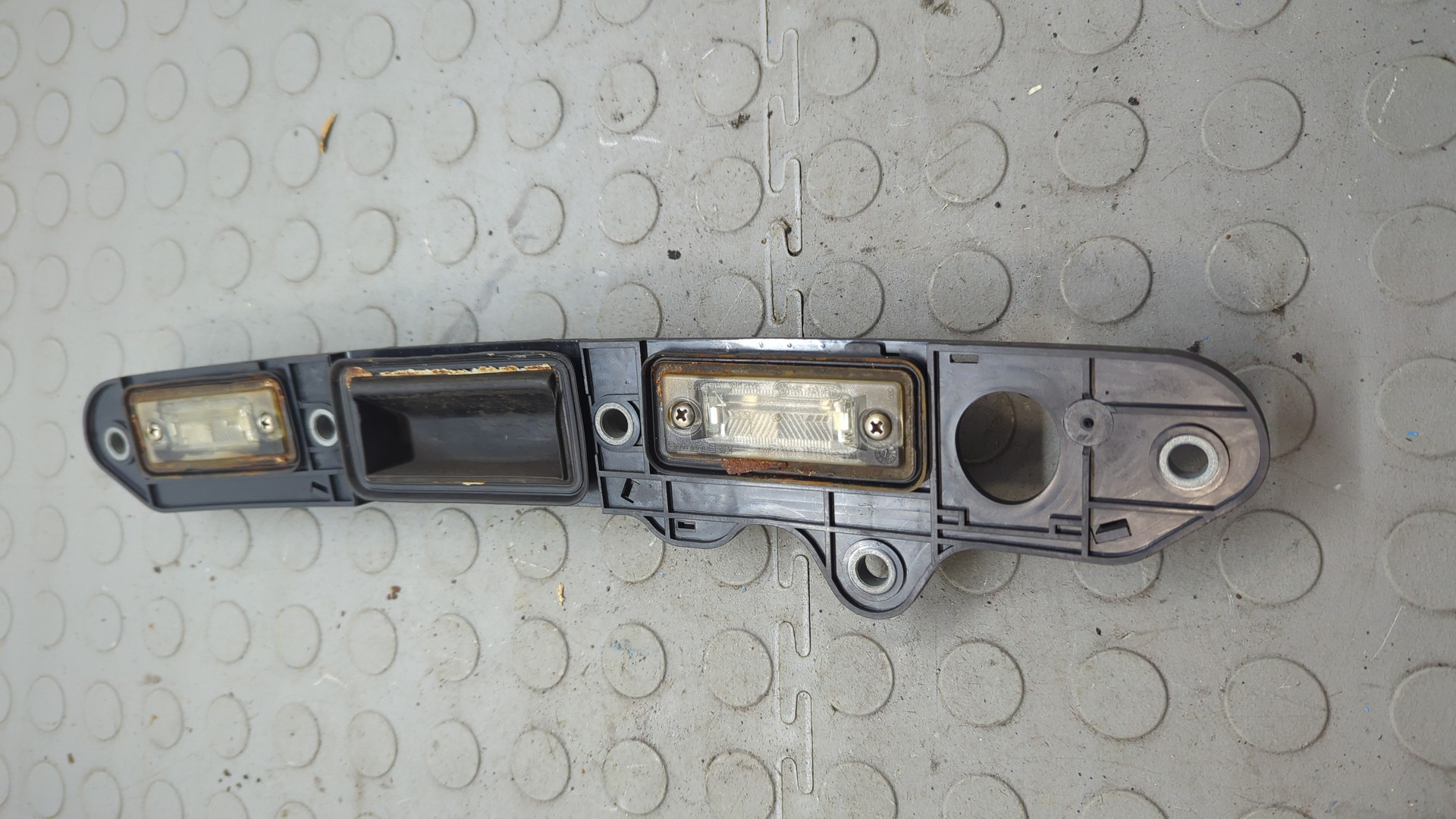 Кнопка открывания багажника