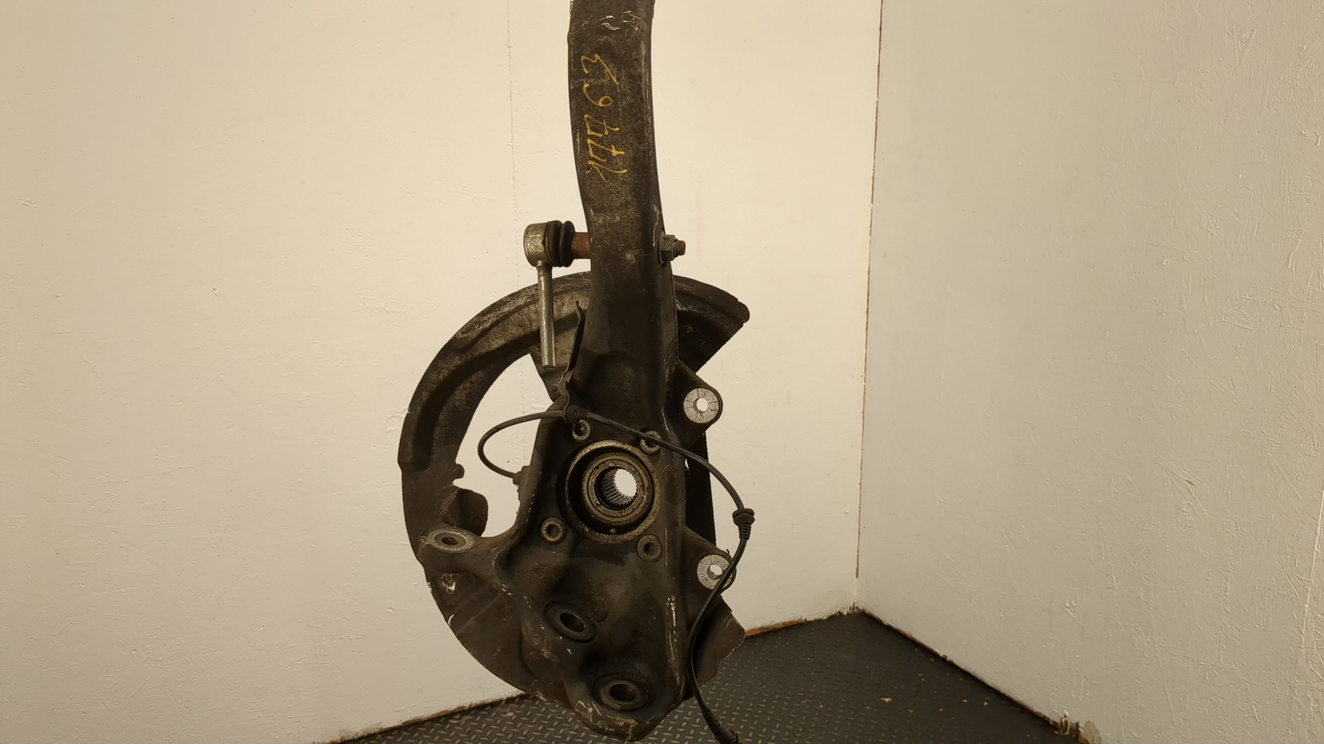 Кулак поворотный передний правый