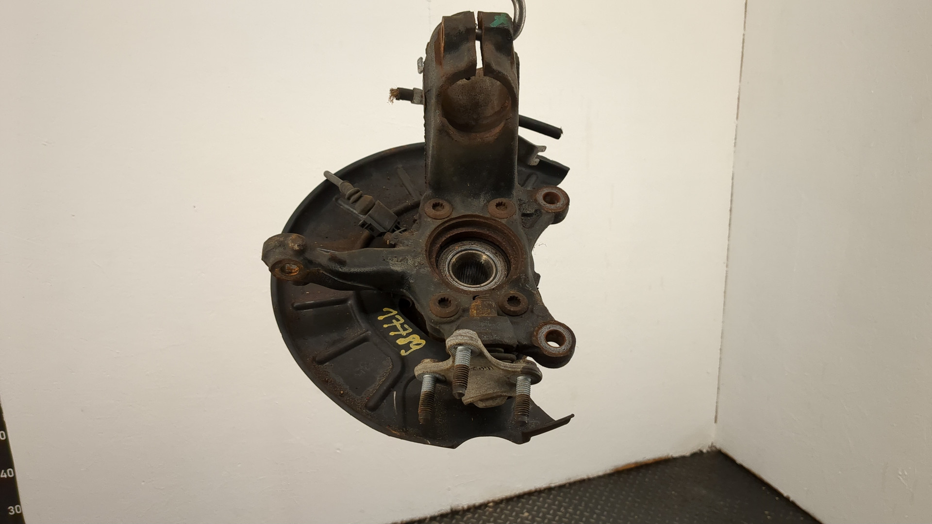 Кулак поворотный передний левый