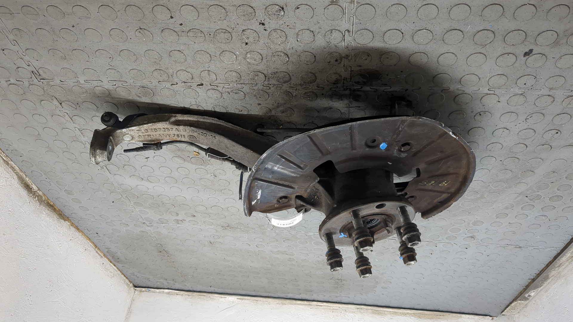 Кулак поворотный передний левый