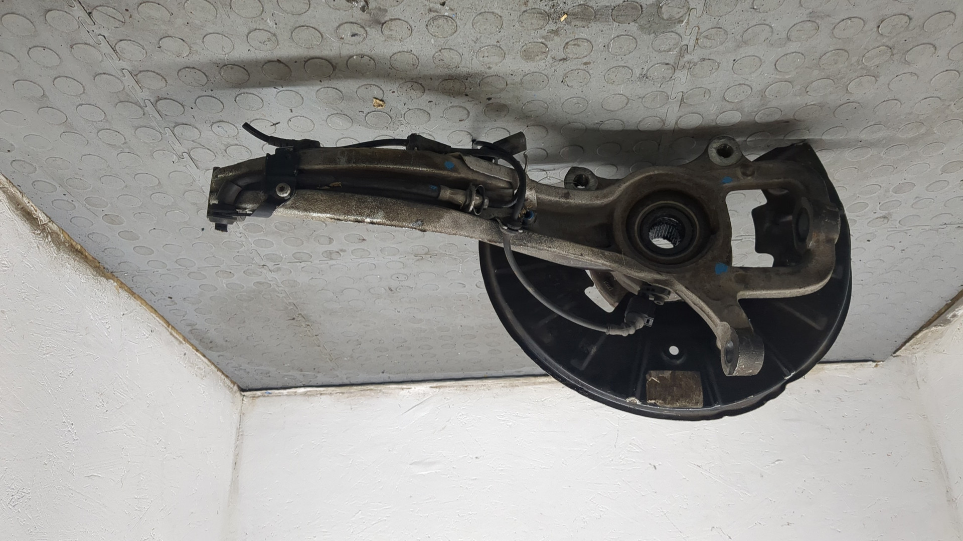 Кулак поворотный передний левый