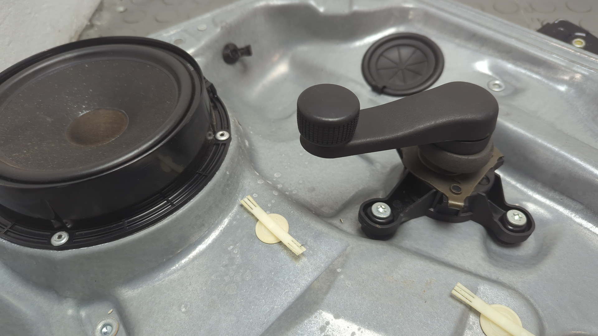 Стеклоподъемник механ. передний правый