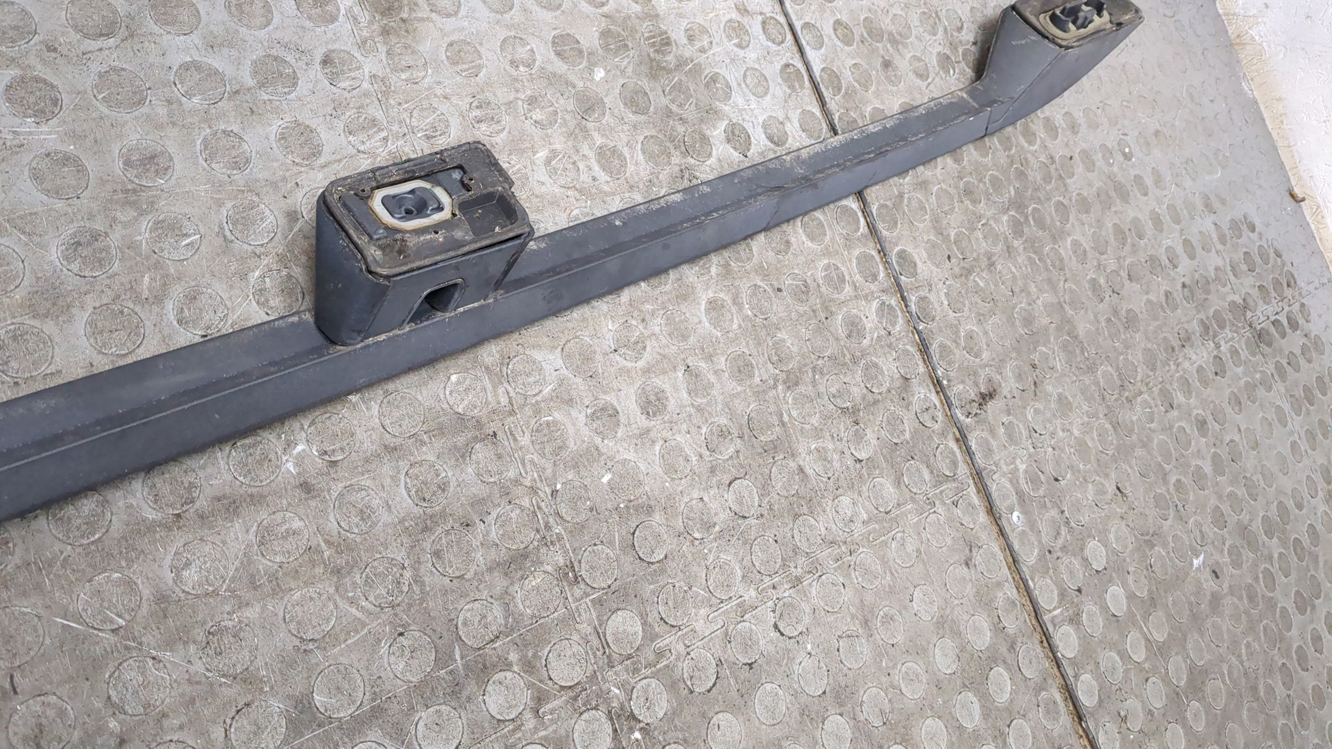 Рейлинг (релинг) левый (планка на крышу)