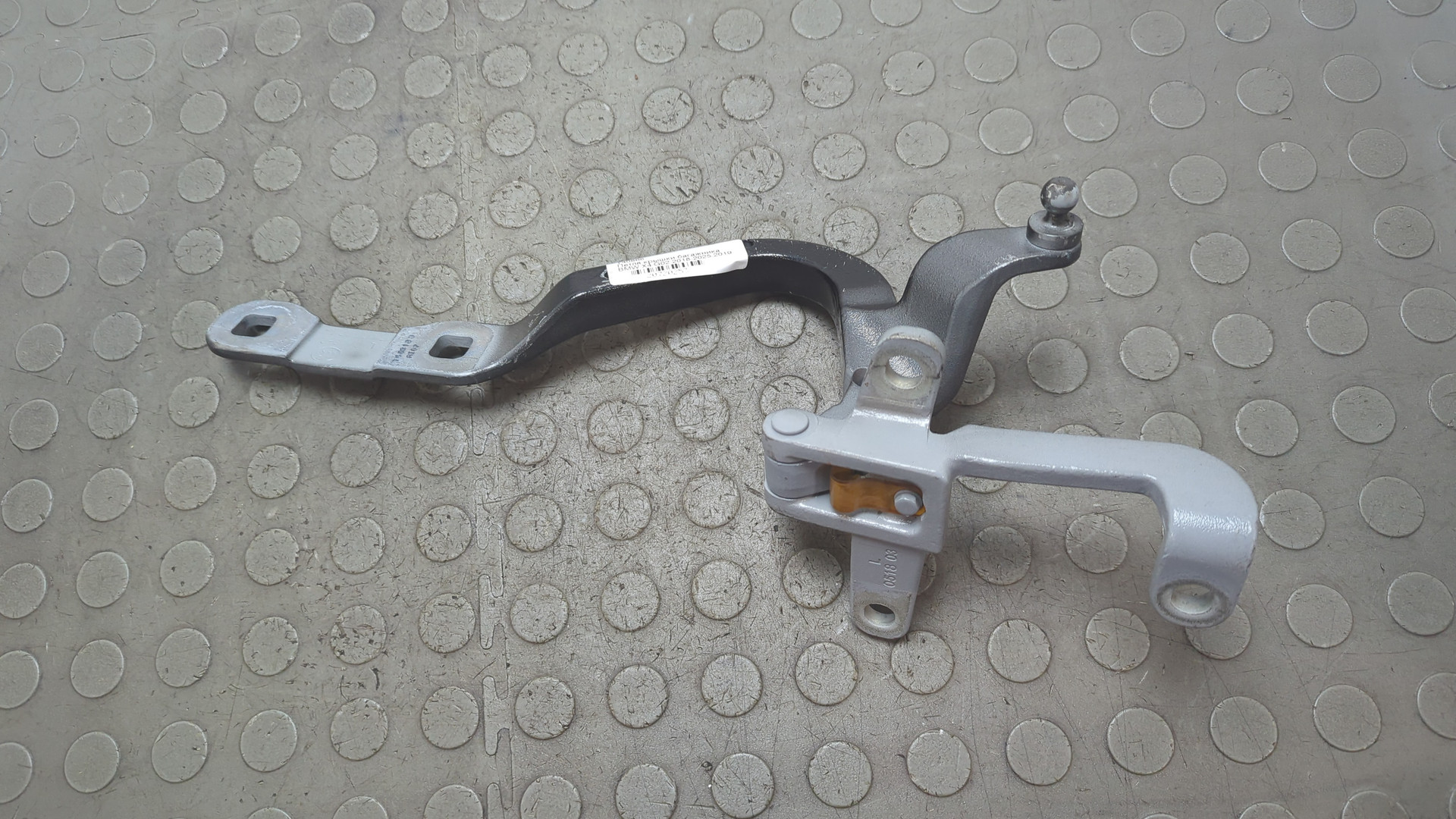 Петля крышки багажника