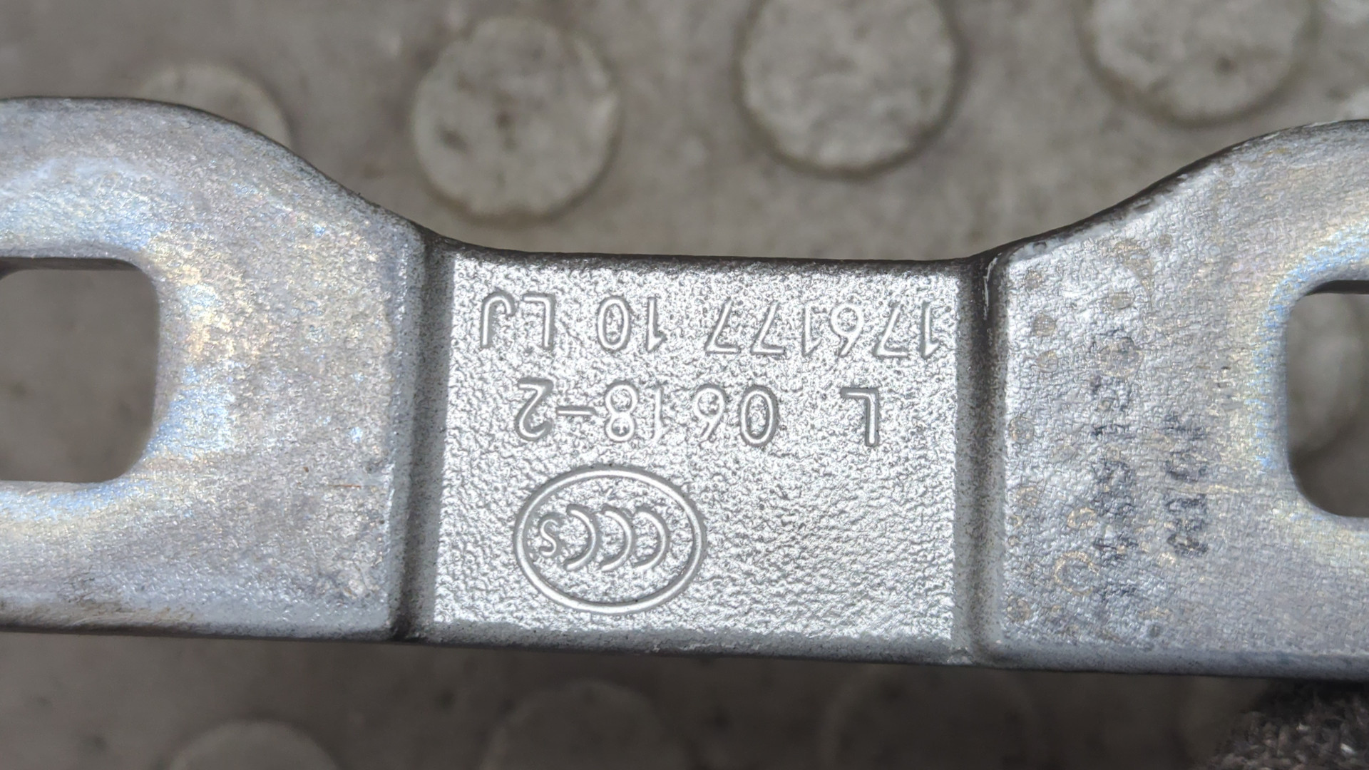 Петля крышки багажника