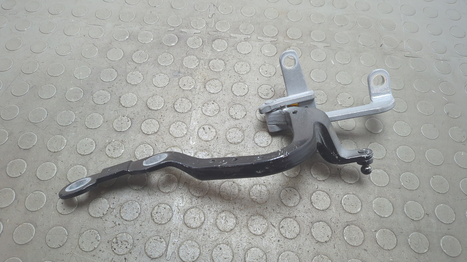 Петля крышки багажника