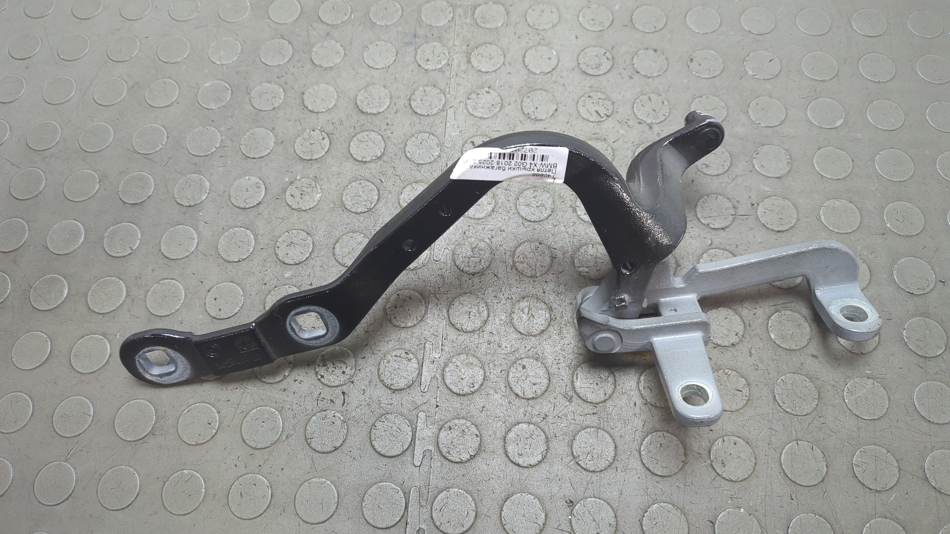 Петля крышки багажника