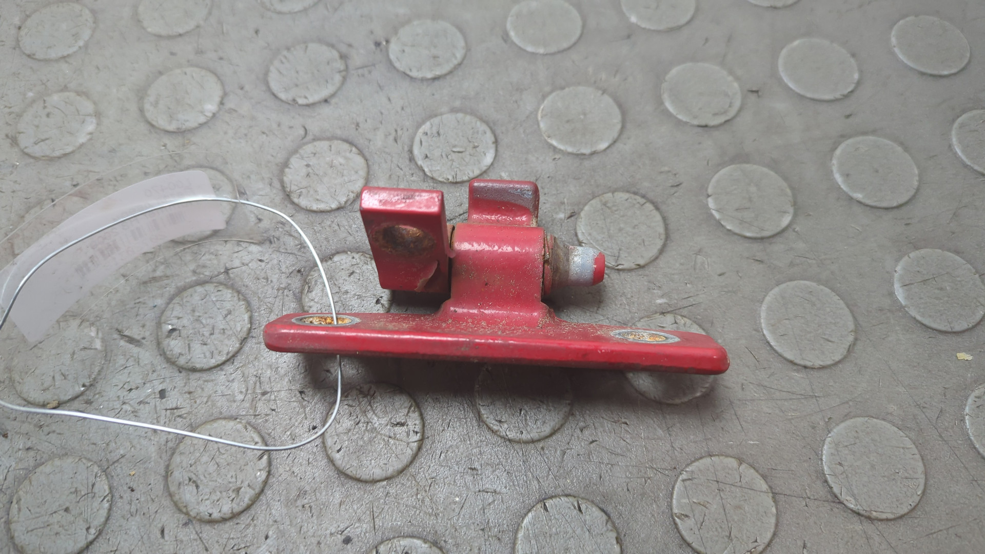 Петля двери