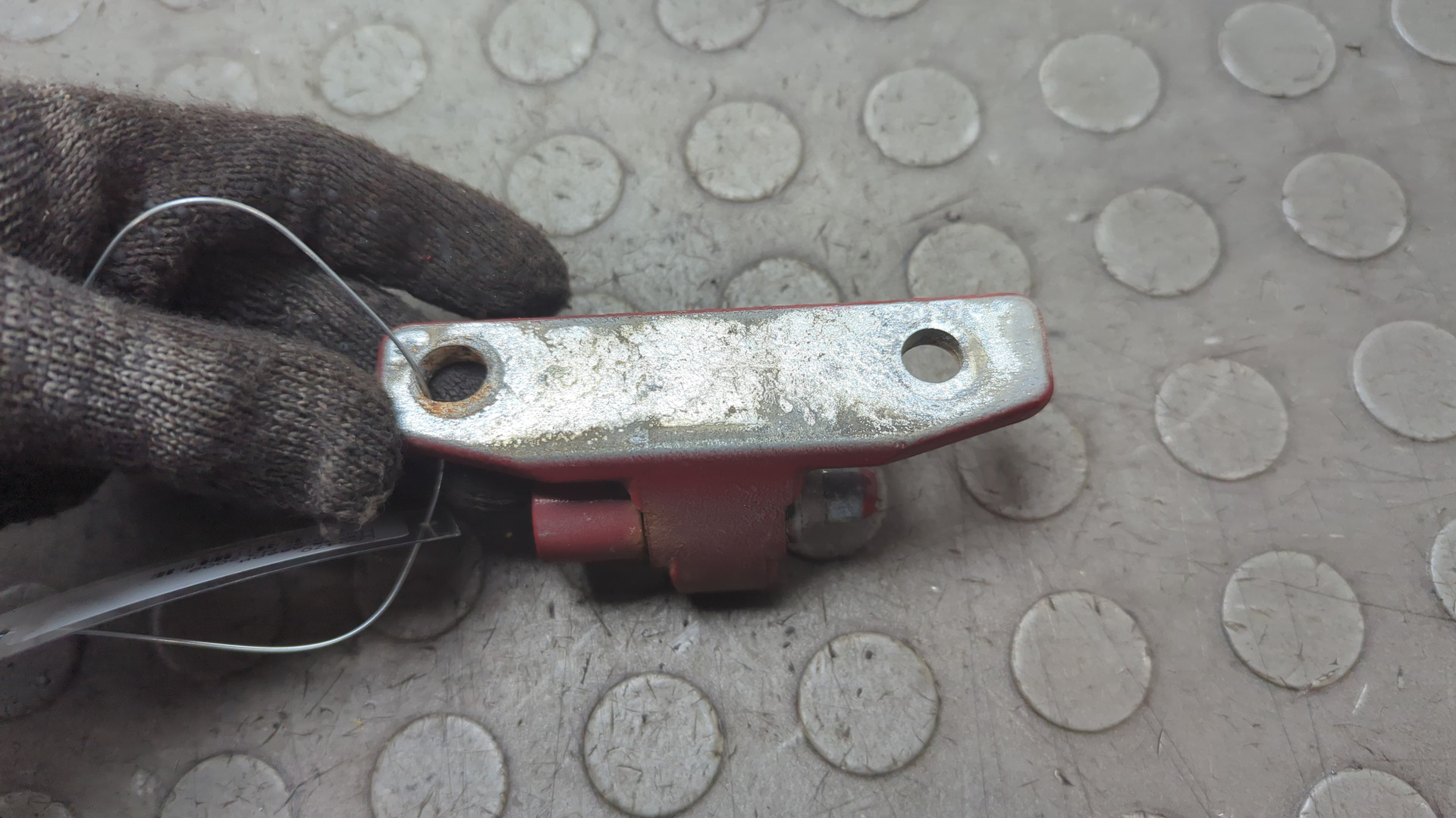 Петля двери